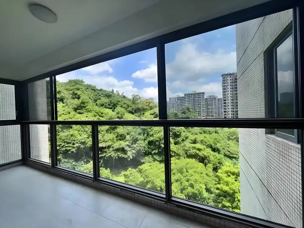 Six-Track Sliding Window Six-Track Sliding Window