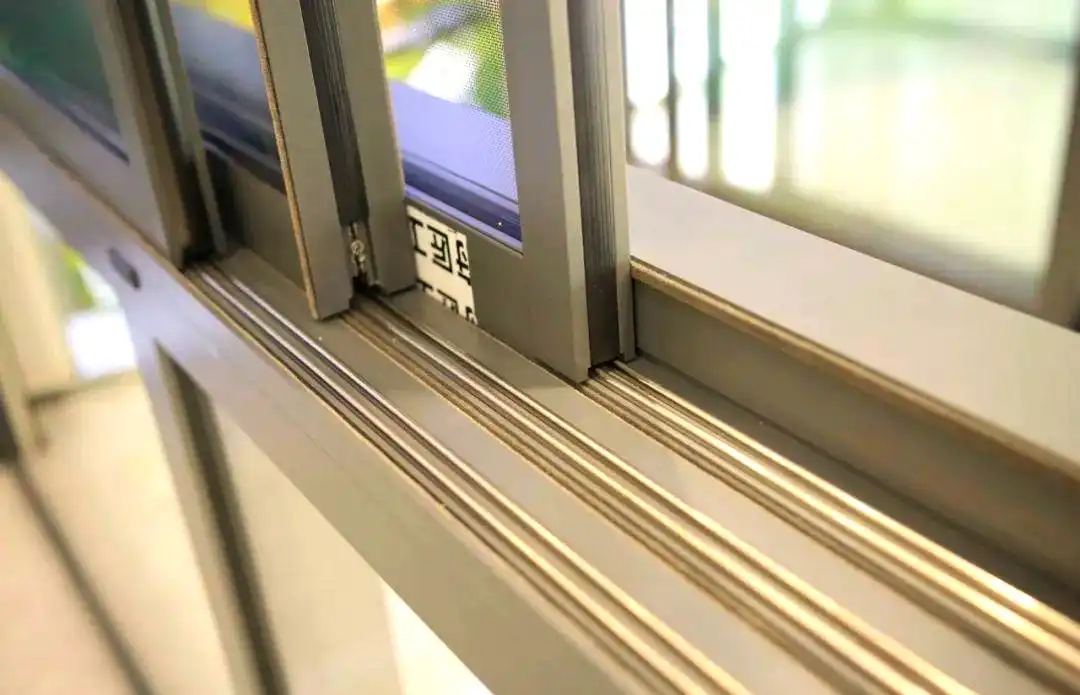 Six-Track Sliding Window Six-Track Sliding Window